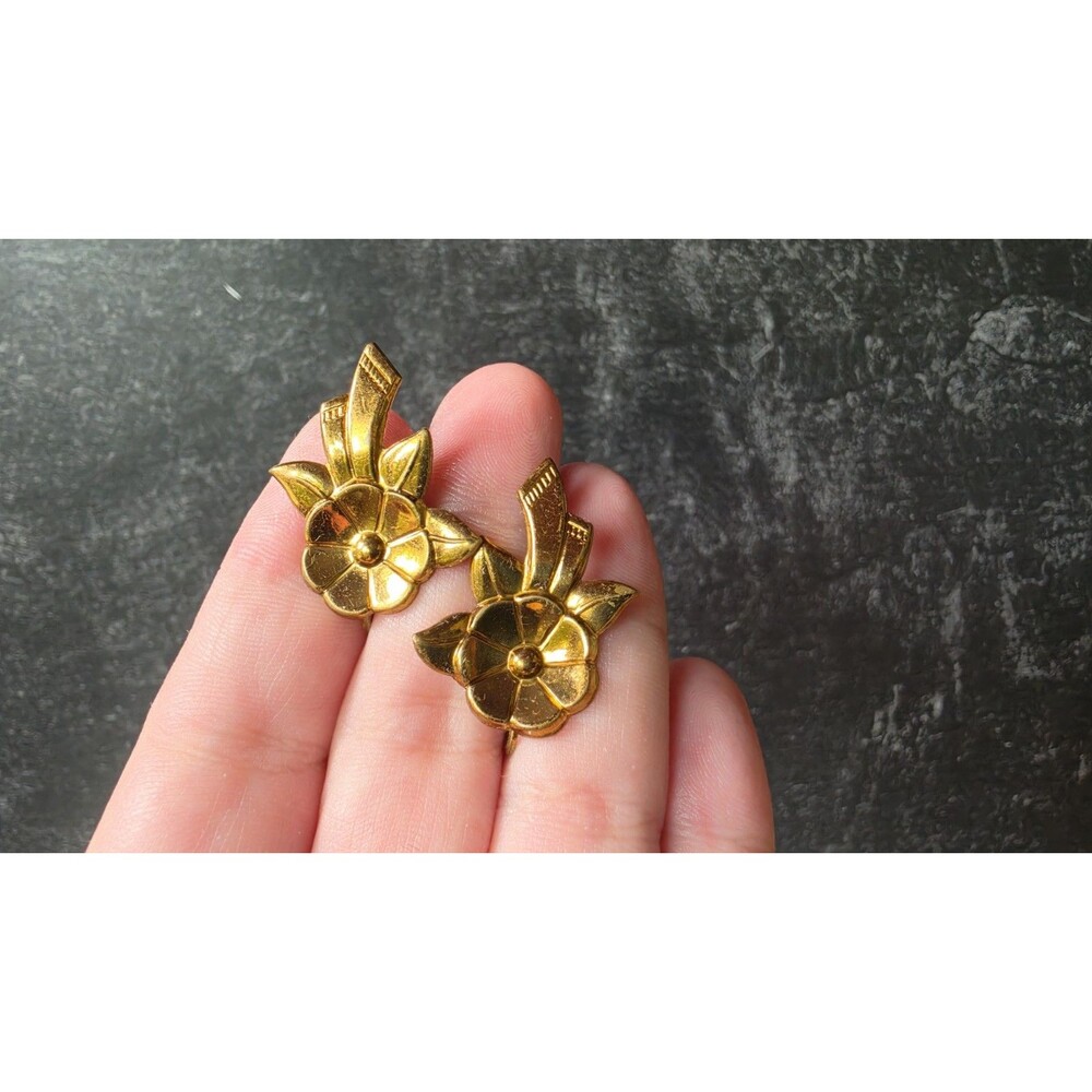 Floral Gold Tone Metal Screwback Earrings Vintage Costume Jewelry